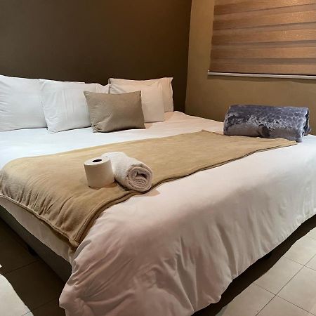Maponya Guest House Pimville Екстер'єр фото