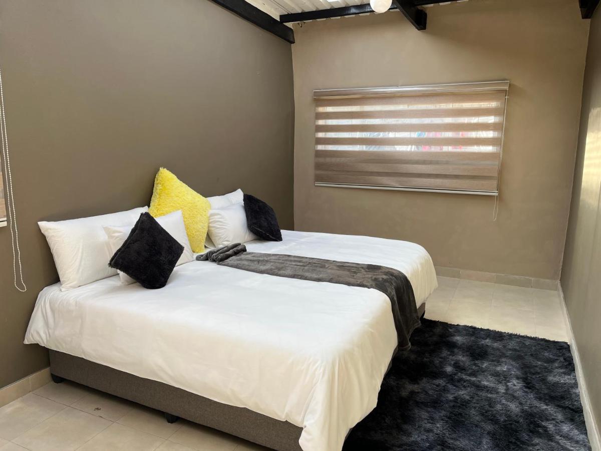 Maponya Guest House Pimville Екстер'єр фото