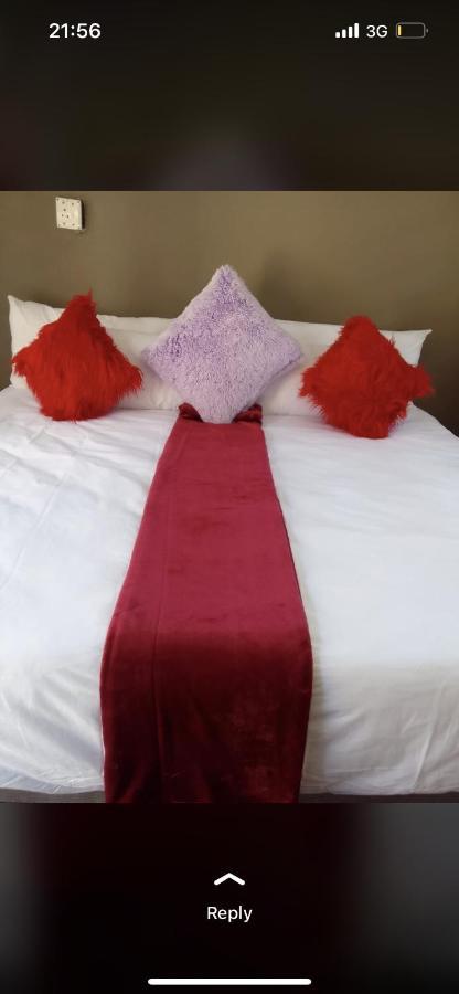 Maponya Guest House Pimville Екстер'єр фото