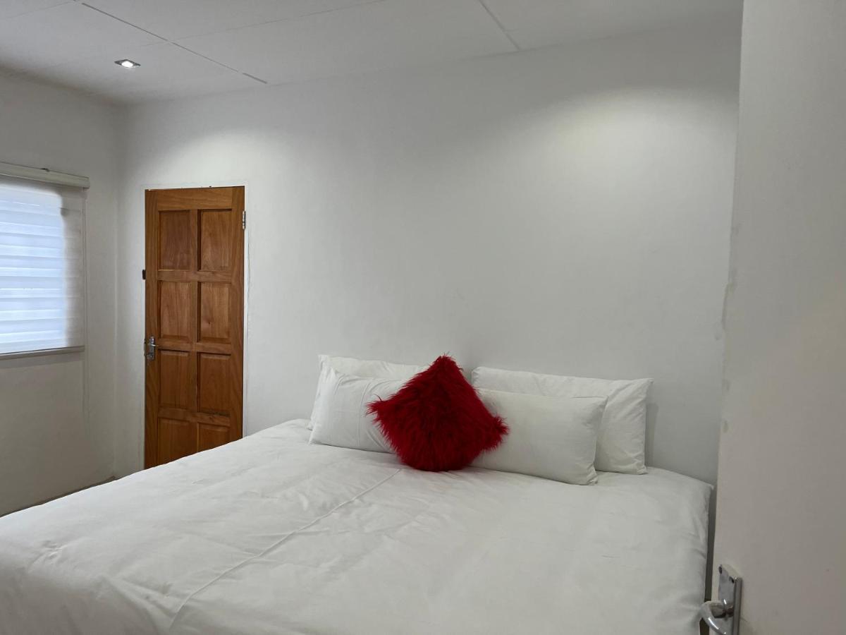Maponya Guest House Pimville Екстер'єр фото