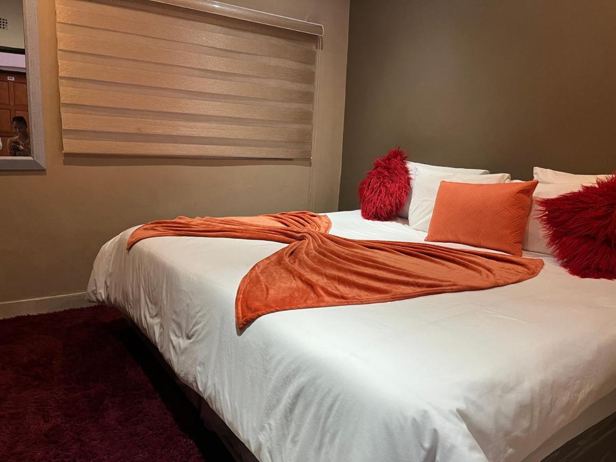 Maponya Guest House Pimville Екстер'єр фото